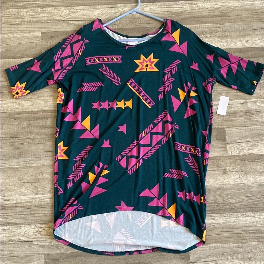 💚 3/$15 Colorful Geometric Women’s Shirt C - Picture 1 of 1